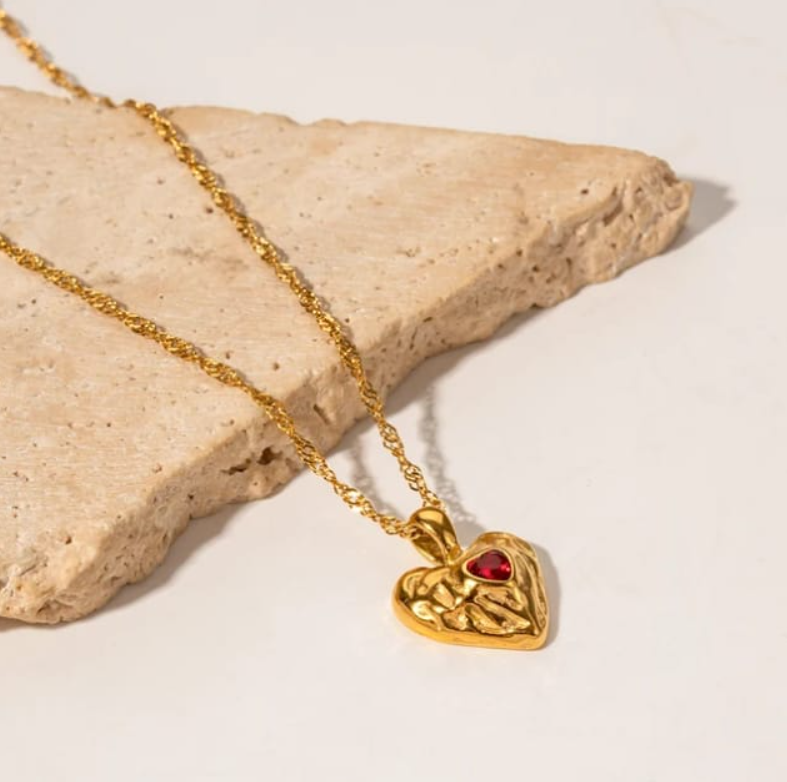 Collar Noemi forma corazón dorado con detalle rojo - Collar Victoria Secret para regalar