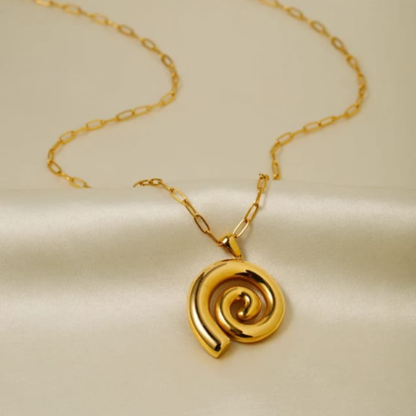 Collar Espiral Dorado de acero inoxidable 316L con cadena fina - Joyas Victoria Secret Perú